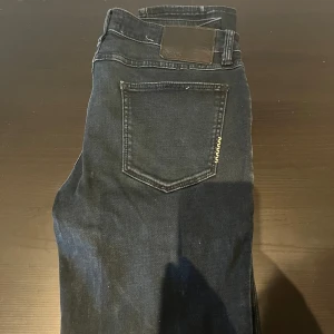 Mörkblå skinny jeans från NEUW - Säljer ett par mörkblå skinny jeans från NEUW. Klassisk femficksmodell med normal midja och smal passform hela vägen ner. W 31 L32
