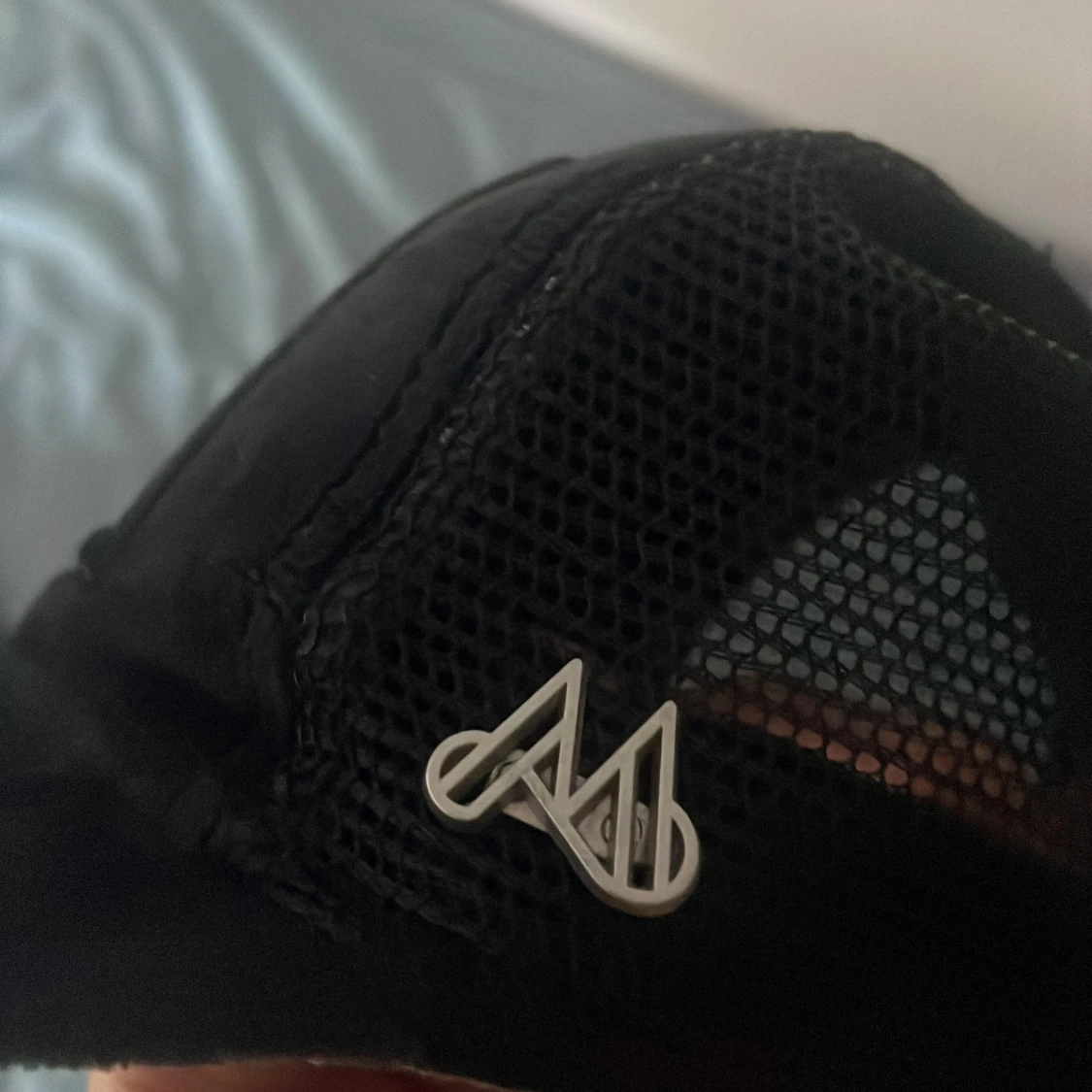 Svart keps från Maggiore med motiv - 1