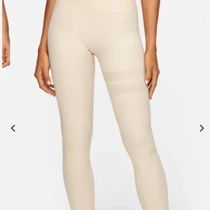 Träningstights  - Säljer dessa helt nya stronger tights, storlek XS. 235kr+frakt. Vid intresse eller om ni vill ha fler bilder är det bara att höra av sig 💗