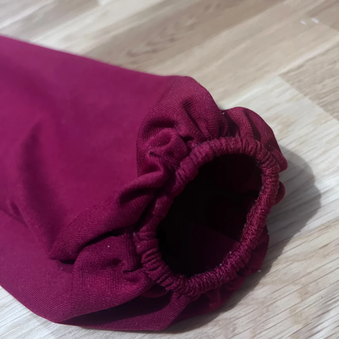 Vinröd långärmad klänning med puffärm - 2