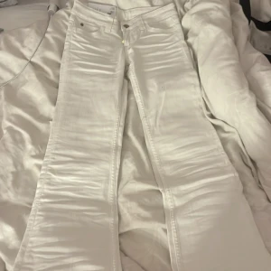 Cheep monday bootcut jeans - Helt nya jeans och säljer på grund av fel storlek