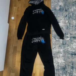 Svart Supply & Demand set - Supply n demande tracksuit. Skriv för bilder