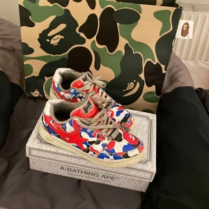 Äkta Bape X London Bapestas - Bapestas skor köpta i london för länge sedan har växt ur skorna och de bara ligger skicket är ok ett snöre är lite sönder och snörerna är smutsiga lite gula sulor till och lite färg är borta storlek/8, Pm för mer bilder och om du vill påsen ska skickas med
