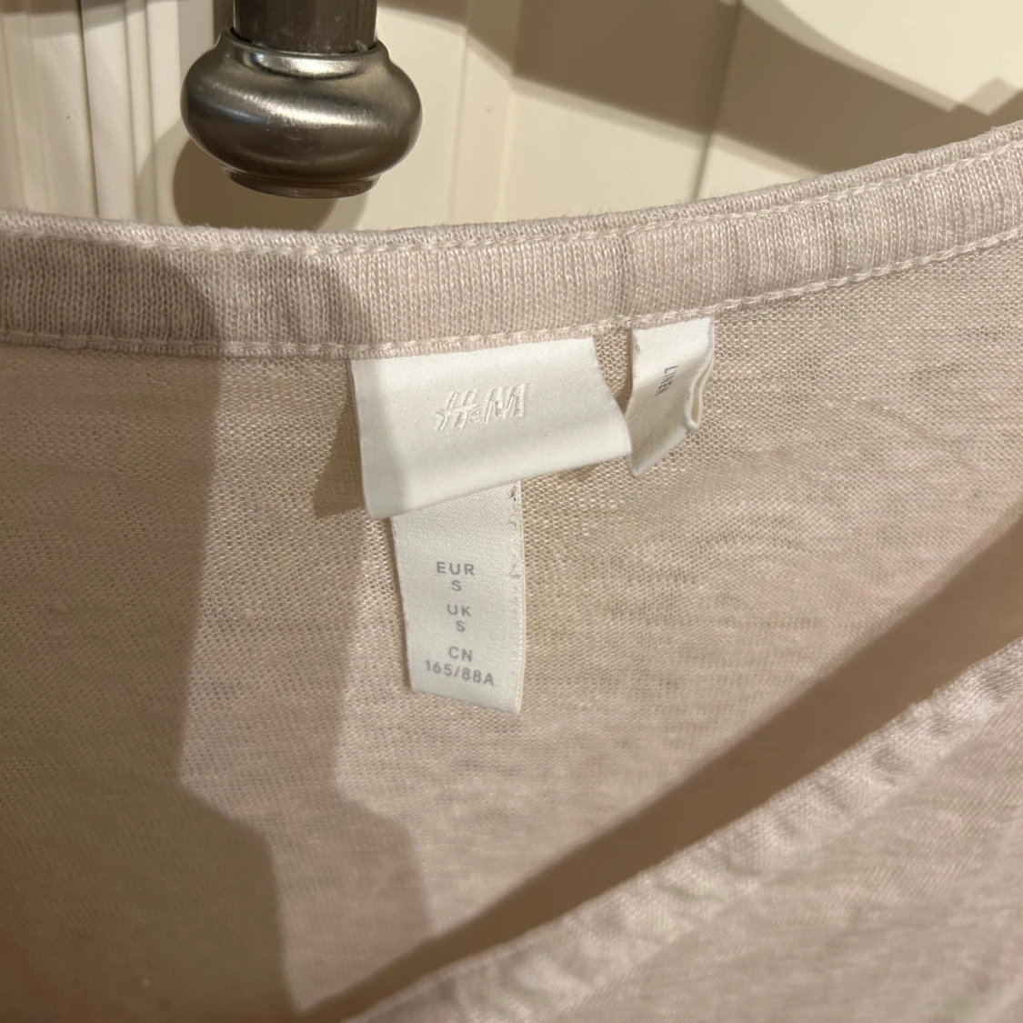Beige linnetopp med knappar från H&M - 1