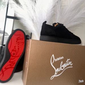 Christian Louboutins  - Säljer ett par exklusiva Loubs i svart mocka En Klassiker För dig som älskar lyxig stil!                   ✔️ Storlek: 36 ✔️ Färg: Svart med röd undersula ✔️ Material: Mocka ✔️ Skick: Använda vid ett fåtal tillfällen – mycket gott skick ✔️ Ingår: Originalkartong medföljer  Perfekta både till vardags och till fest, och ett riktigt statement-piece för den som vill sticka ut!