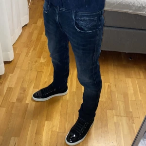 Replay anbass jeans - Tjena säljer dessa feta mörkblåa replay anbass jeans med lite konkreta slitningar i storlek 29/32 i modellen slim fit. Skicket är 9,5/10, de har inga defekter eller skador. Personen på bilden är 176 och väger 62kg och de passar perfekt. Tveka inte att höra av dig om du har några frågor!