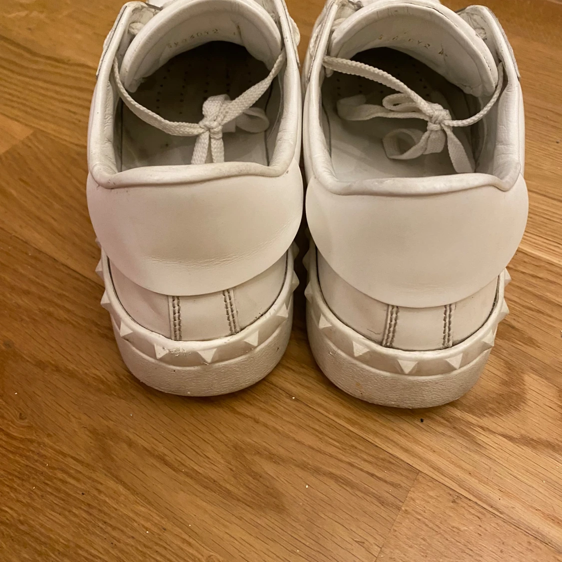 Valentino Garavani sneakers med silverdetalj - 1