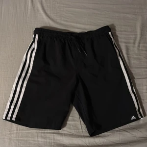 Adidas träningsshorts - Svarta adidas träningsshorts i storlek 152. Har använts ganska mycket men är fortfarande i bra skick. Anledning till att jag säljer är för att dom är för små.