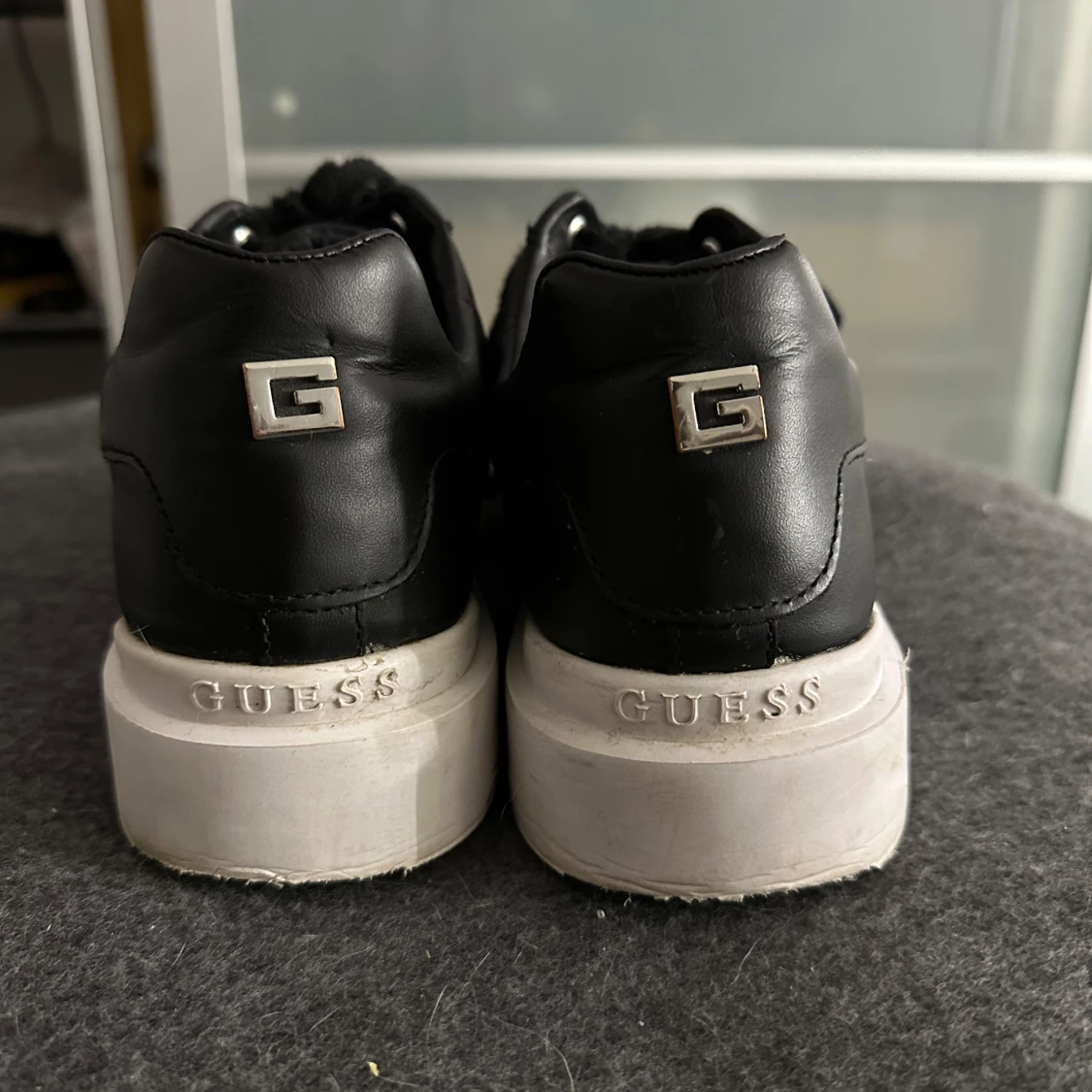Svarta sneakers från Guess - 3