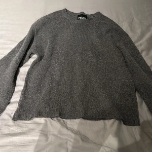 Grå stickad tröja från PIECES - Mysig grå stickad tröja från PIECES med rund halsringning och långa ärmar. Perfekt för lager-på-lager och enkel att matcha till olika outfits. Klassisk modell med avslappnad passform.