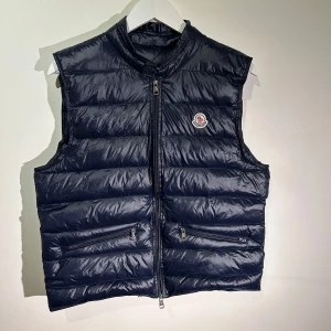 Moncler GUI Väst - Fet Moncler  GUI väst i storlek 3 motsvarar L/M, kom DM för mer info! Kvitto finns!