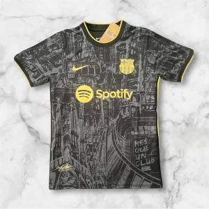 FC Barcelona svart fotbollströja med gula detaljer - Snygg svart FC Barcelona fotbollströja från Nike med gula detaljer och tryck. Tröjan har klubbmärke, Nike-logga och Spotify som sponsor på bröstet. Unikt stadsmotiv i mönstret och gula kanter vid ärmar och krage.