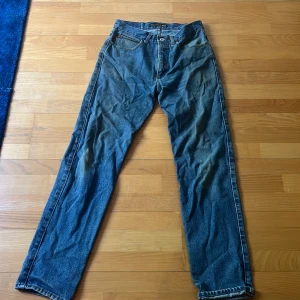 Klassiska blå jeans straight fit - Säljer ett par klassiska blå jeans från Jack and Jones med rak passform och fem fickor. Byxorna har normal midja och stängs med dragkedja och knapp. Perfekta till vardags och passar till det mesta. Jeansmaterialet är slitstarkt och tidlöst.