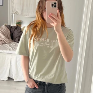 Ljusgrön t-shirt - Inte mycket använd! Har nån fläck på sig som jag ej försökt få bort. Acelbredd 54cm, längd 67cm.