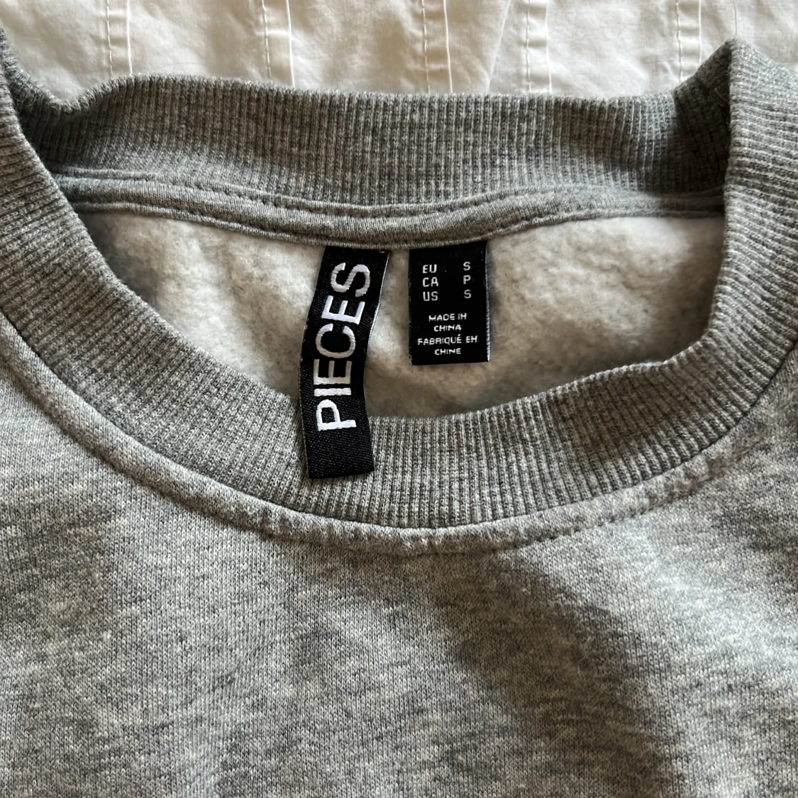 Grå sweatshirt med tryck från PIECES - 2