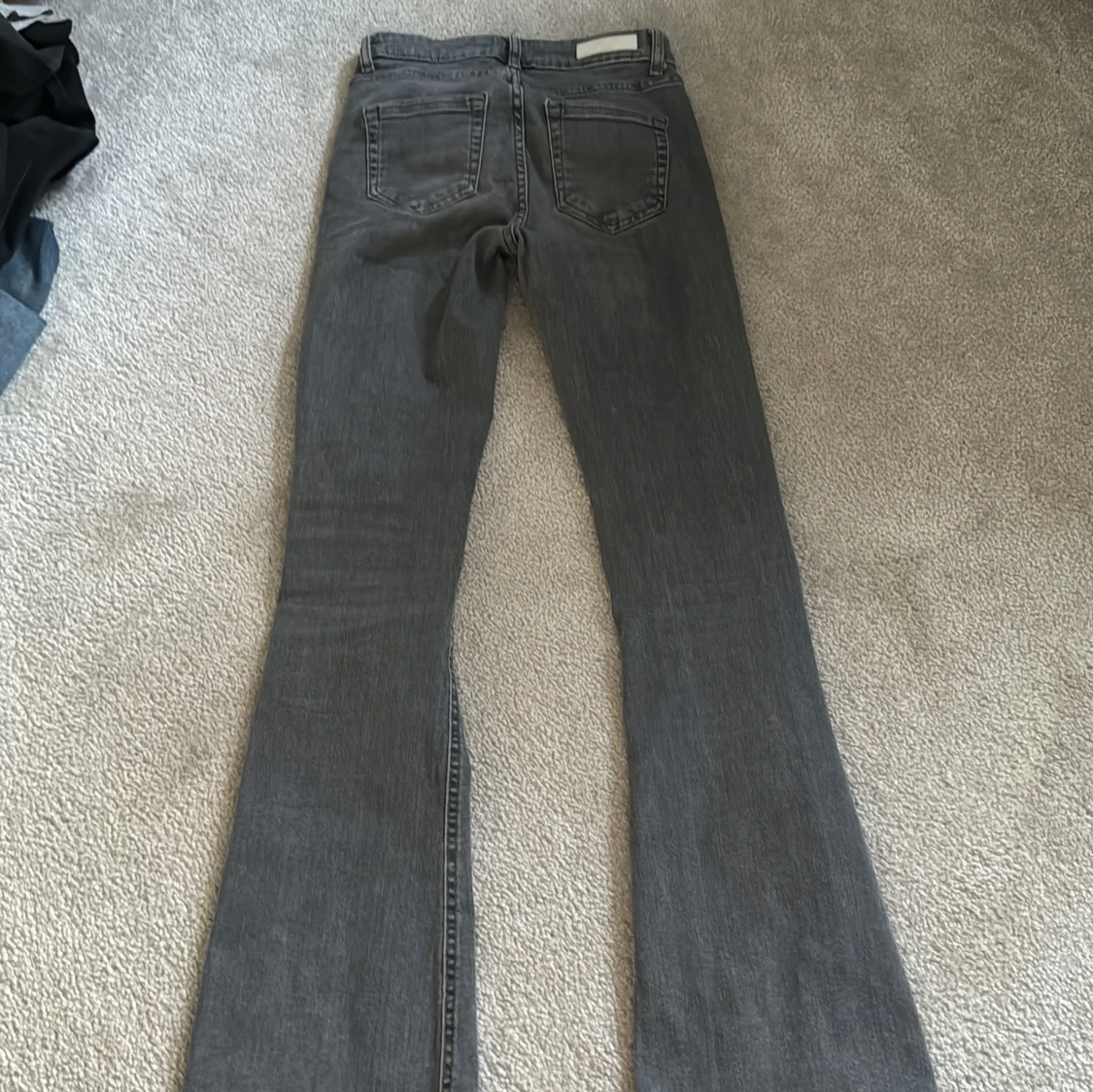 Grå bootcut jeans från ONLY - 1