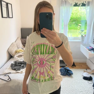 T-shirt - Säljer ett jättesnyggt oversized T-shirt som inte varit använd mycket. Den är även rätt så stor i storleken.💗KOLLA CAPTION