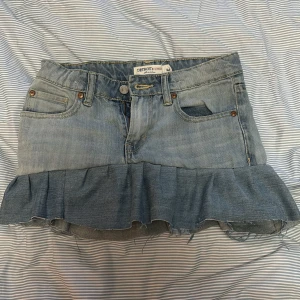 Jeanskjol med volang - Säljer en skitsnygg jeans kjol som tyvärr är alldeles för liten för mig. Det är storlek 146 men skulle säga att det är som xs