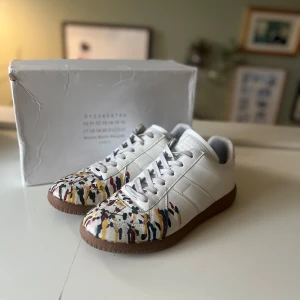 Maison Margiela skor  - Tjabba ! Dags att sälja ett par super snygga Maison Margielas i strl 42 ! Har ingen aning om dem är en k0pia eller inte. Du får med allt som skor,låda ,dustbag.   