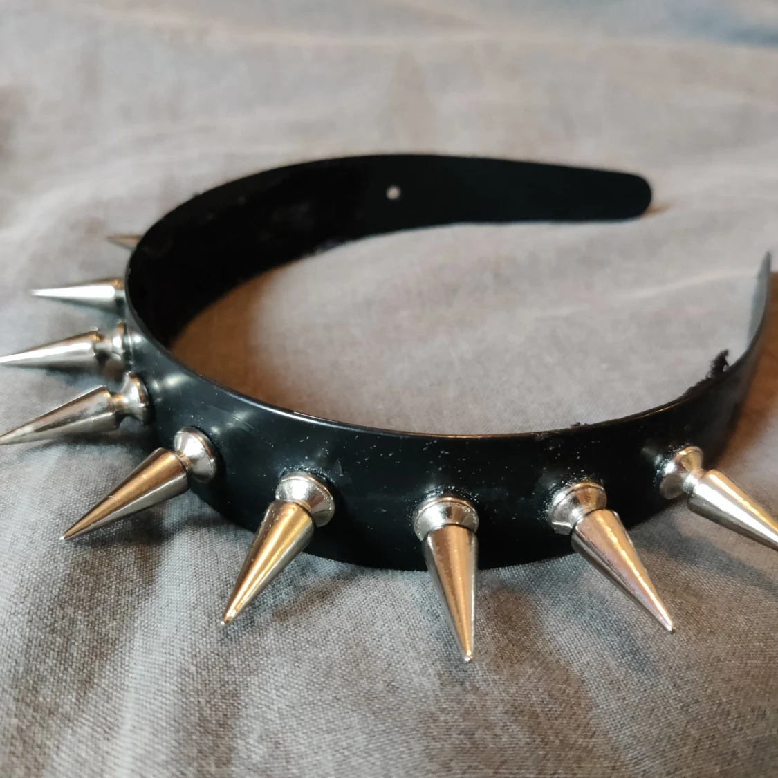 Diadem med nitar - 1