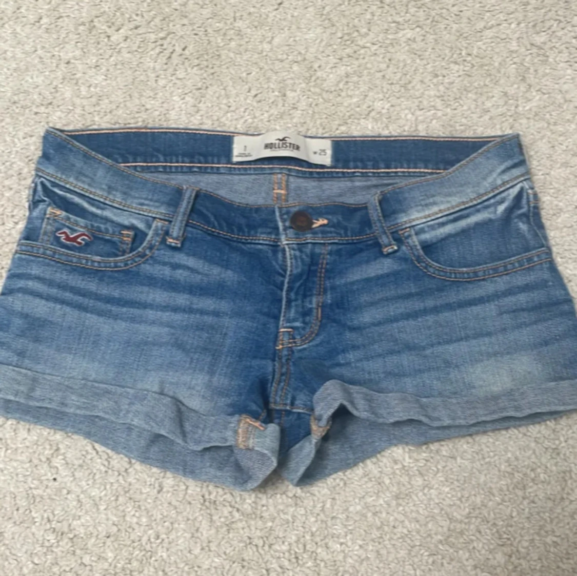 lågmidjade jeansshorts från hollister