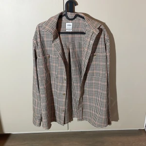 Rutig skjorta från ZARA - Zara overshirt Size S. Använd ett fåtal gånger. 150kr.