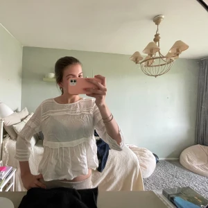 Vit blus  - Säljer denna jätte snygga vita blusen. Den är i storlek 42 men passar mig som har 36
