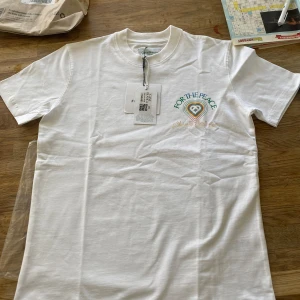 Vit t-shirt från Casablanca - Vit t-shirt från Casablanca helt ny med prislappen kvar. Storlek S och sitter riktigt bra på👍🤝