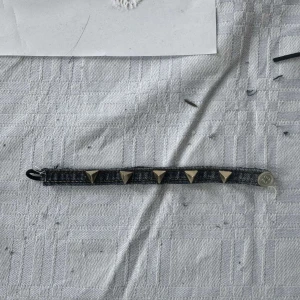 Jeansarmband med nitar  - Super snyggt jeans armband med nitar!! 