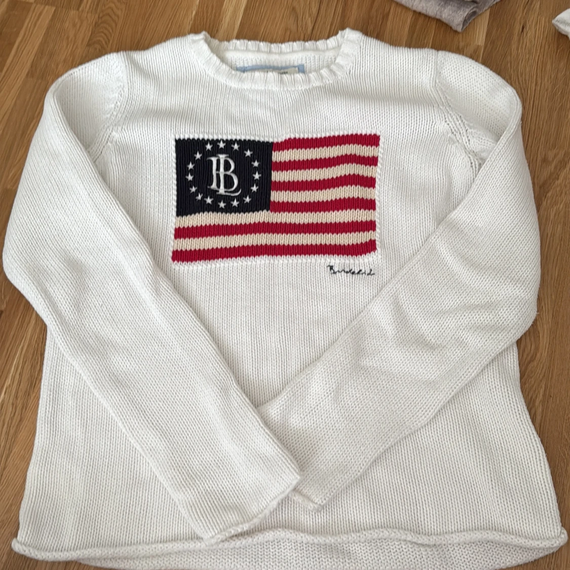 Vit stickad tröja med amerikansk flagga från Bondelid 💕