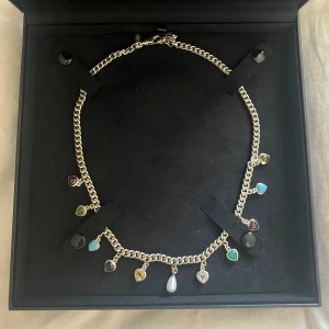 Maria Nilsdotter Multi Love necklace - Säljer nu mitt Maria Nilsdotter Multi Love necklace. Otroligt fint men har tyvärr inte kommit till använding. Helt oanvänd och superfint skick, finns inte länge ute för försäljning i Maria Nilsdotter butiker/online! 💗💗💗 Kan mötas upp på Lidingö😇 Priset är diskuterbart!