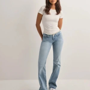 Ljusblå bootcut jeans med rå kant - Säljer ett par ljusblå bootcut jeans med rå, fransad midja. Jeansen har klassisk femficksdesign och stängs med knapp och dragkedja. Perfekta för dig som gillar en avslappnad men trendig look.