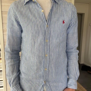  ✨ linne skjorta Ralph lauren✨ - riktigt fin Ralph Lauren skjorta i materialet linne | inprincip aldrig använt | riktigt alpha att ha nu till sommaren😀 tveka inte på att höra av dig. MVH// GC