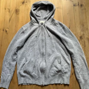 Sayless Hoodie - Hej 👋 | Här säljs en sayless hoodie i grå | Hoodien är tillverkad i Kashmir💯| Den är i mycket bra skick och är endast testad | Storleken är M | Skriv vid intresse🤝
