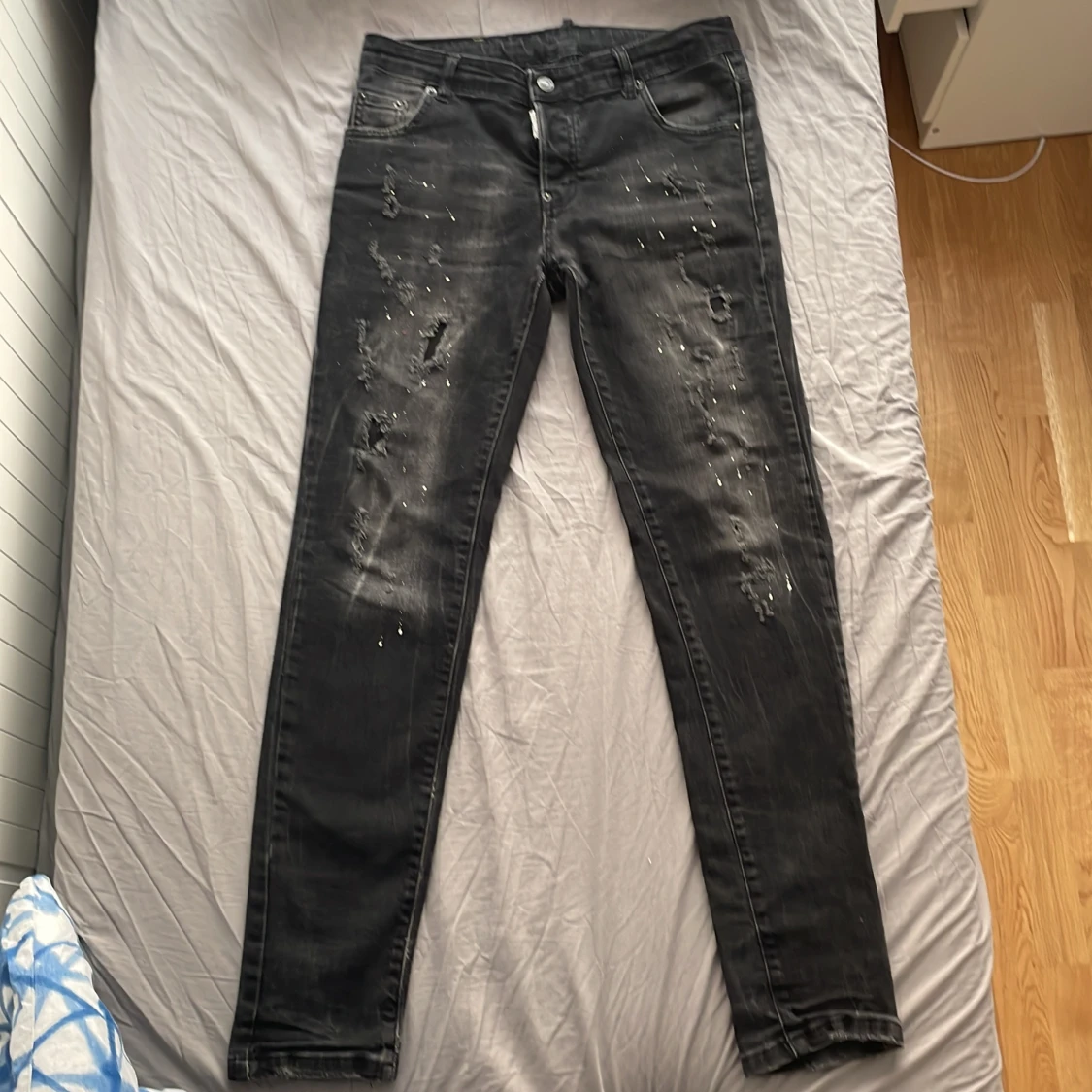 Svarta jeans från Dsquared2 med slitningar
