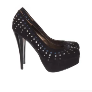 Svarta pumps klackar med nitar från Melrose - Säljer ett par svarta pumps från Melrose med höga klackar och plattform. Skorna är dekorerade med silvriga  diamanter över hela ovandelen för en extra edgy look. Perfekta för dig som vill sticka ut.