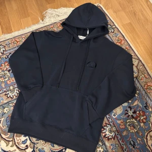  hoodie  - Säljer 2 av samma hoodie stolek xs-s skriv via intresse