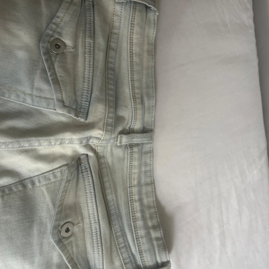 Ljusblå bootcut jeans med snygga fickor - 2