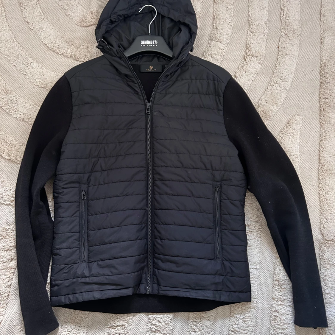 Svart hybridjacka med huva från Belstaff