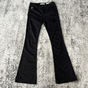 Svarta lois jeans  - Svart lois jeans, storlek 26 L32