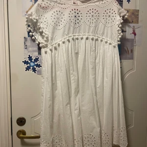 Zara klänning  - Supersöt klänning ifrån Zara. Använd 1 gång så i mycket bra skick💗