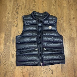 Moncler väst - Skitbra skick! Självklart äkta, asskön till sommaren
