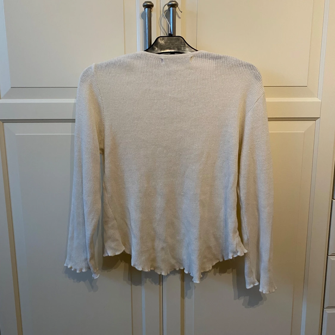 Vit stickad tröja med knyt från Ann linderhjelm - 3