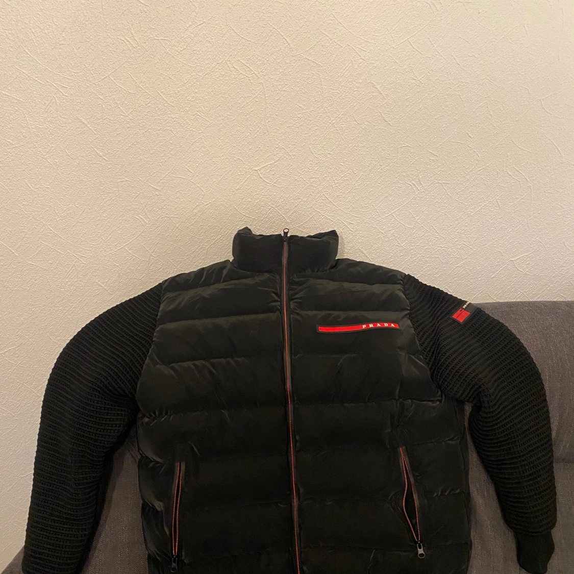 Svart pufferjacka från Prada