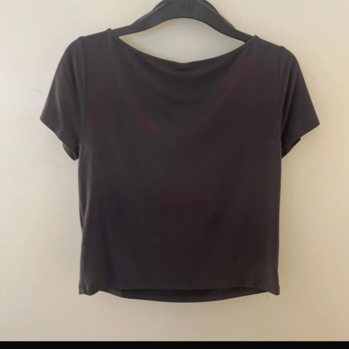 Svart croppad topp från Gina Tricot - 2