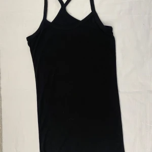 Dam Tank Top  - Enkel och stilren design, perfekt för varma dagar eller som lager under andra plagg. 49kr/st , 100% bomull , helt ny 