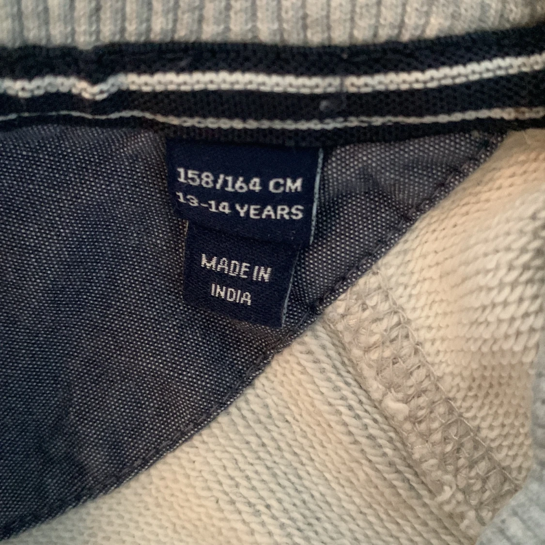 Grå sweatshirt från Gant med tryck - 3