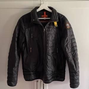 Svart quiltad jacka från Parajumpers - Säljer en svart quiltad jacka från Parajumpers i storlek L med dragkedja och ståkrage. Jackan har två bröstfickor med dragkedja och en gul detalj vid halsen samt logotyp på ärmen. Perfekt för kyliga dagar. Pris 550 men går att diskuteras tveka inte och höra av er 👍