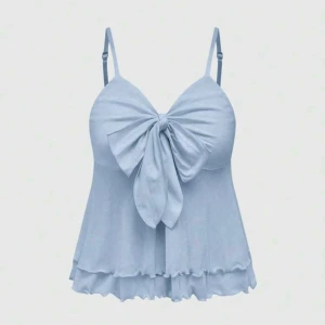 Ljusblå topp med rosett - Söt ljusblå linnetopp med smala axelband och stor rosett framtill. 