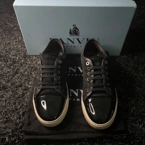 Lanvin skor - Säljer nu ett par sjuka snygga Lanvins! Skicket är fint. Priset är inte hugget i sten vid snabb affär☺️ Box medföljer. Hör gärna av er om ni har fler frågor!